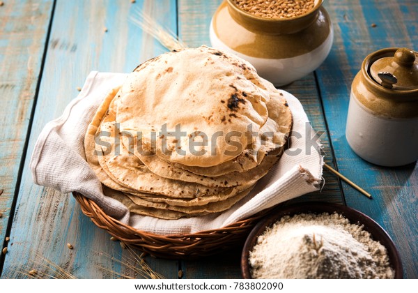 インドのシャパティ フルカまたはゲフロティと小麦の穀粒 健康に良い繊維質の伝統的な北 南インド料理で 限定フォーカス の写真素材 今すぐ編集