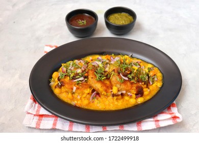 インド料理 ラグダ パティスはインドで人気のストリートフードです ラガダは黄色いバタナで作られたカレーで パティスはスパイスと一緒にジャガイモで作られています スイート アンド ミント チュートニー 刻んだタマネギと一緒に飾り付けられる 写真素材