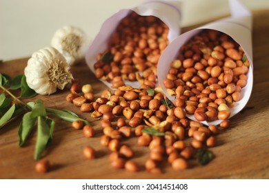 Indian Fried Peanuts, Flavoured With Chilli Powder And Asafetida. These Crispy, Crunchy And Spicy Indian Fried Peanuts Are Perfect As A Monsoon Tea Time Snack. Enjoy It With A Cup Of Chai Or Coffee