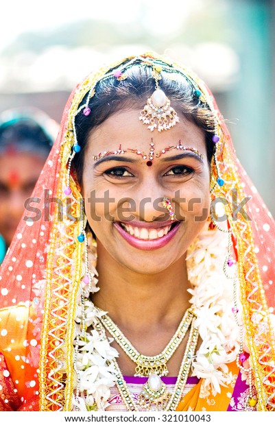 インドのヒンドゥー教徒の花嫁が結婚式で接写し 村のサルンクワディ アンバジョガイ ベード マハラシュトラ インド 東南アジア の写真素材 今すぐ編集