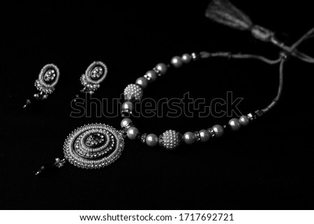 INDIAN JEWLS IN BLACK AND WHITE CLASSICAL JWELLS 