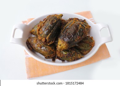 Indian, Maharashtrian Side Dish Or Appetizer Bharli Vangi, Stuffed Eggplants, Crispy Brinjal Fry, Aubergine Stuffed, Served With Rice Flour Bhakri. Copy Space