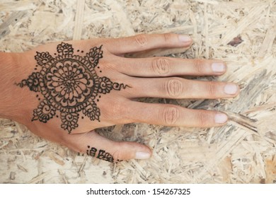 The Indian pattern is drawn a girl