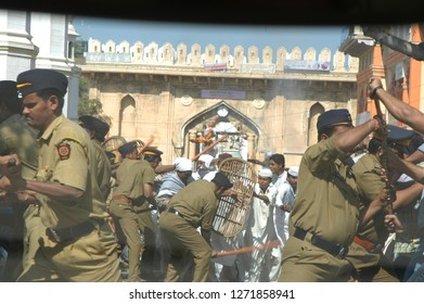 Indian Riot Police Officers Clash With Public 25th Nov 2018 Hyderabad India