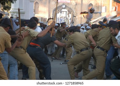 Indian Riot Police Officers Clash With Public 25th Nov 2018 Hyderabad India