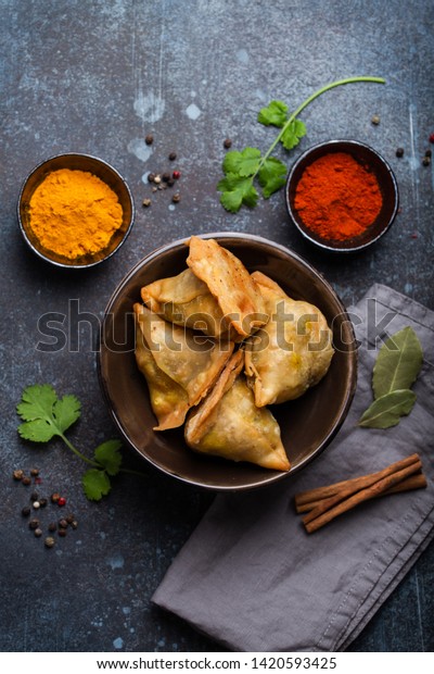 Indische Samosas - gebackenes Gebäck mit herzhafter Füllung, beliebte ...