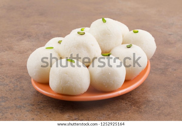 インドの甘いラスグラは ロソゴラ ロショゴラ ラサゴラ ラス グラ アングリ ラスグラ アンゴーリ ラスグルラとしても知られ インドで人気のある甘いデザートです 玉型の団子で作られる の写真素材 今すぐ編集