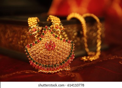      Indian Traditional Gold Necklace 