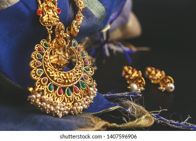 77 Laxmi Pendant Images, Stock Photos & Vectors | Shutterstock