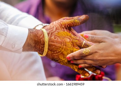 Indian Traditional Wedding: Groom hand 