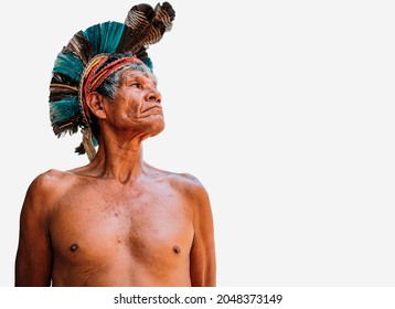 Indian from the Pataxó tribe, with feather headdress. Elderly Brazilian Indian looking to the right
