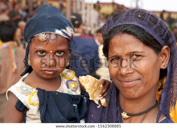 Indian Women Children Thar Desert Pushkar Stock Photo 1562308885 ...