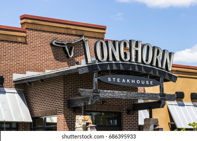 Indianapolis - Circa July 2017: LongHorn Steakhouse Casual Dining Restaurant. LongHorn Steakhouse Is Owned And Operated By Darden Restaurants II