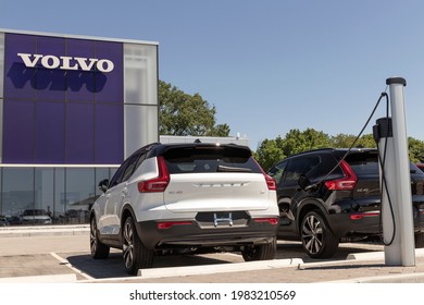 Indianapolis - Circa May 2021: Volvo XC40 EV Plug In Hybrid Display. Volvo Is A Subsidiary Of The Chinese Automotive Company Geely.