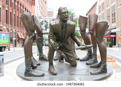 Indianapolis, Indiana May 22, 2021
John Wooden Coaching Statuenin Downtown Indianapolis.