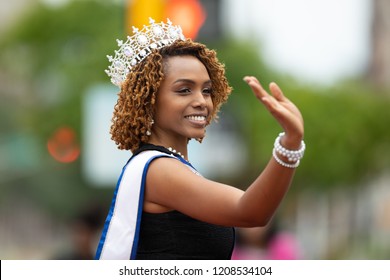 Indianapolis, Indiana, USA - September 22, 2018: The Circle City Classic Parade, African American Beauty Queem Riding A Car Going Down The Road  During The Parade