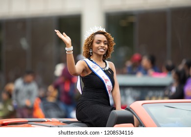 Indianapolis, Indiana, USA - September 22, 2018: The Circle City Classic Parade, African American Beauty Queem Riding A Car Going Down The Road  During The Parade