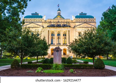 Indiannapolis,indiana,usa. 09-13-17: Indianna State House At Night.