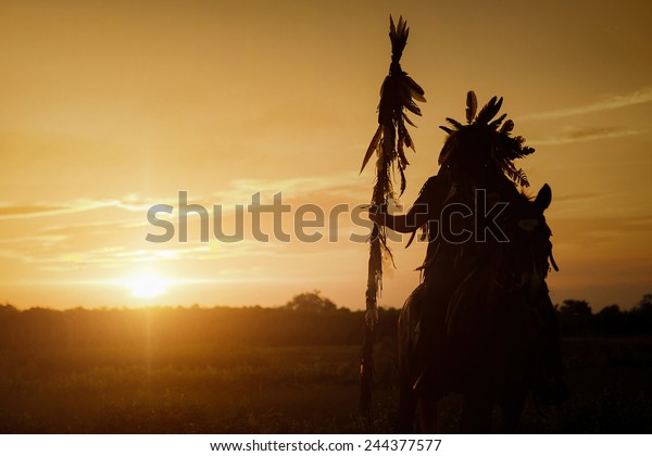 インディアンは馬と槍に乗って シルエットを見て使う準備をしている の写真素材 今すぐ編集