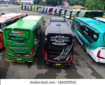 Indonesia, 27 October 2020, A Tourist Bus Is Parked In The Courtyard Of The Jakarta International Expo With A Selective Focus