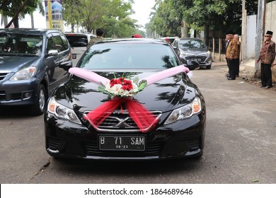 Indonesia, Bekasi - January 13, 2019: A Wedding Car With An Elegant Decoration. You Can See The Wedding Car Accompanying The Wedding.