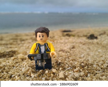 INDONESIA, Januari 04, 2021. Mini Figure Marvel Spiderman Homecoming Peter Parker At The Beach. Lego Minifigures Are Manufactured By The Lego Group.