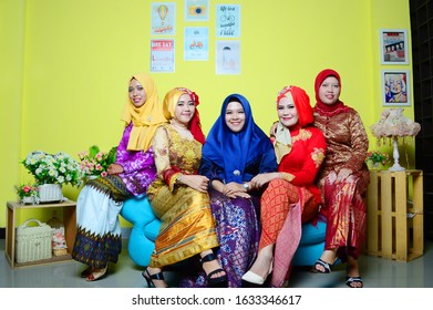 INDONESIA, Pontianak - January 29, 2020: Photo Studio - A Photo Of The Anggun Anggun Hijab Family (Graduation Photo) 