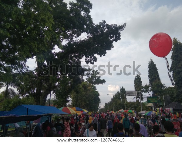 Indonesia, Purworejo - January 13, 2019: car free\
day at Purworejo which is held every week, many visitors and\
sellers who trade various\
types.