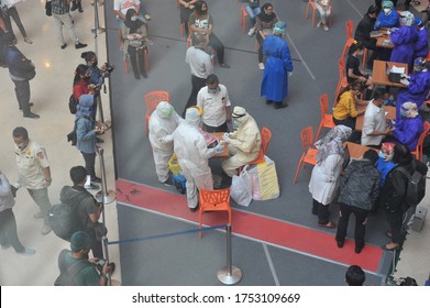 Indonesian Covid Task Force Officers Inspect Semarang Paragon Mall Visitors, (Wednesday, May 20, 2020). For Covid-19 Checking, This Test Is Carried Out Randomly To Hundreds Of Visitors To Paragon Mall