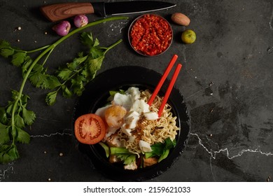 Indonesian Curry Noodles. Driedand sliced tomatoes, seasoned with pepper, nutmeg, and cloves, typical of the archipelago's spices.