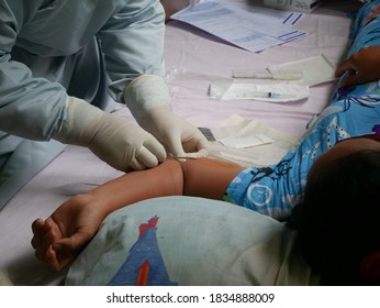 An Indonesian Medical Officer Is Preparing To Insert A Contraceptive Device Under The Skin (implant) Into The Skin Of The Patient's Upper Arm