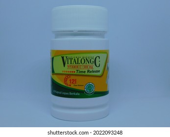 Indonesian Pharmaceutical Company Distributes Vitamin C Tablets Called Vitalong C In Bottles, Where Each Tablet Contains 500 Mg Of Vitamin C, Which Is Useful For Meeting The Daily Needs Of Vitamin C.