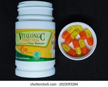 Indonesian Pharmaceutical Company Distributes Vitamin C Tablets Called Vitalong C In Bottles, Where Each Tablet Contains 500 Mg Of Vitamin C, Which Is Useful For Meeting The Daily Needs Of Vitamin C.