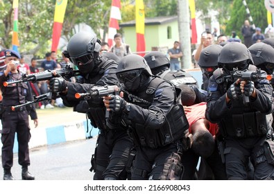 Indonesian Special Police Brimob Demonstrates Tactical Stock Photo ...