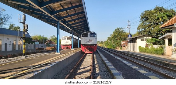 Indonesian Train Passenger Trains Stop At One Station