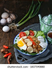 Indonesian West Java Fried Rice, One Of Which Is Nasi Goreng Cikur  Or Fried Rice Seasoned With Kencur, Chilies And Onions, Served With Fried Egg And Crackers.