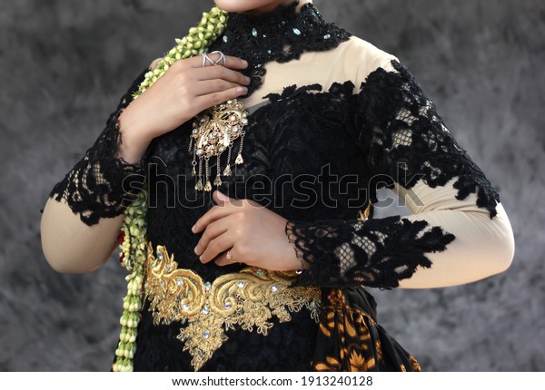 現代風のインドネシア女性ケバヤ ケバヤは バティックをモチーフにしたジャワの典型的な衣服です お祭り 正式な服装 結婚式の女性のファッションポートレート写真素材 Shutterstock