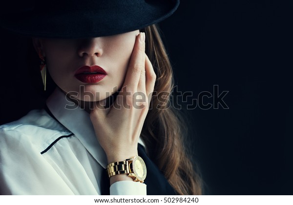 スタイリッシュなアクセサリーを身に着けた若いおしゃれな女性の屋内でのポートレート 帽子をかぶった目隠し 女性のファッション 美しさ 広告のコンセプト 接写 テキスト用のスペースをコピー の写真素材 今すぐ編集