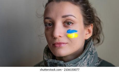 Premium Photo  A person with a yellow and blue face paint that
