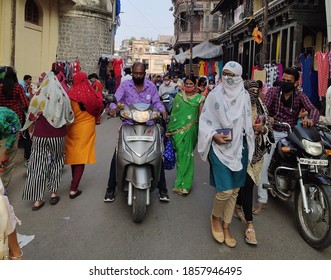 Indore, India, Nov. 20, 2020: Crowd In Rajwada Market Amid Coronavirus Pandemic In Indore. The Number Of COVID-19 Cases In India Rose To 9,007,296 Including 132,230 Deaths. Photo: Sumit Saraswat