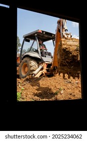 Indragiri Hulu, 14 August 2021, Seen From Behind The Window The Backhoe Operator Is Digging The Yard