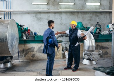 Industriearbeiter, der mit seinem Vorgesetzten spricht