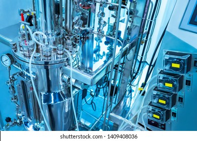 Industrial bioreactor for the cultivation of microorganisms. Clinical fermenter. Microbial fermentation. Laboratory equipment. Creation of antibiotics. Microbiology. Biotechnologies. Pharmacology.