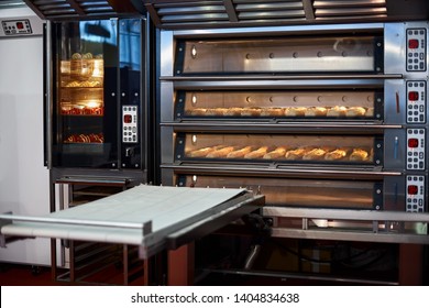 Industrial Convection Oven With Cooked Bakery Products For Catering. Professional Kitchen Equipment