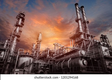 Industrieofen und Wärmetauscher Kracken von Kohlenwasserstoffen in Fabrik auf sonnenunterem Hintergrund, Nahaufnahme von Ausrüstung in petrochemischen Anlagen