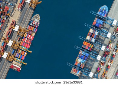 Puerto industrial de importación-exportación preparado para cargar contenedores. Embarque de contenedores de alta visión aérea en exportación e importación de negocios globales y logística. Transporte mundial y negocios logísticos.