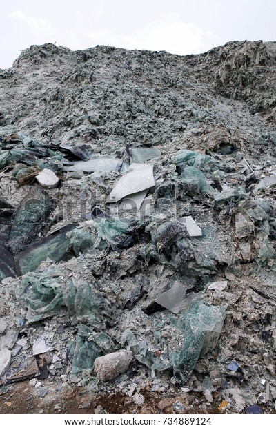 industrial storage of broken laminated glass\
windshields to\
recycling\
