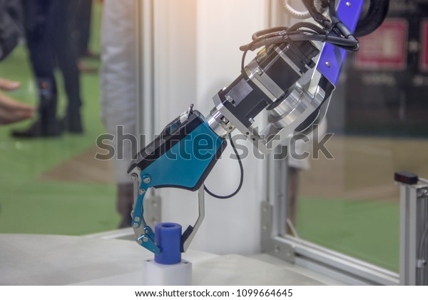 Industry 4.0
Robot concept .The robot arm is working smartly in the production
department, the future
factory.