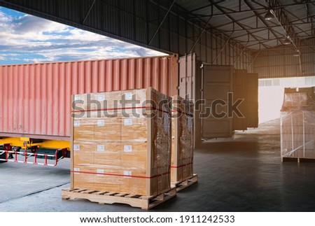 Industry Cargo Freight Trucks Transport and Logistics. Trailer Container Truck Parked Loading Package Boxes at the Warehouse. Supply Chain. Distribution Warehouse Center. Shipping Shipment Cargo. Stockfoto © 