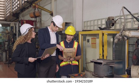 Industry Engineer Team Is Talking To Work In Factory. Caucasian Foreman Is Introduce Construction Tools To Workers. Safety Wearing A Hardhat While Operate. Concept Of Industrial Machinery Technology.